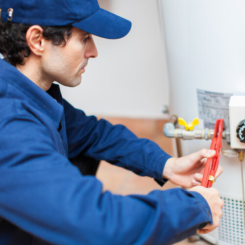 plumber providing water heater replacement